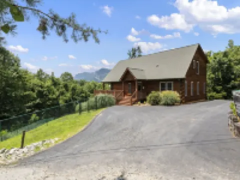 Beautiful cabin with mountain views, hot tub, game room. 1 mile to Lake Lure 雷克路爾酒店