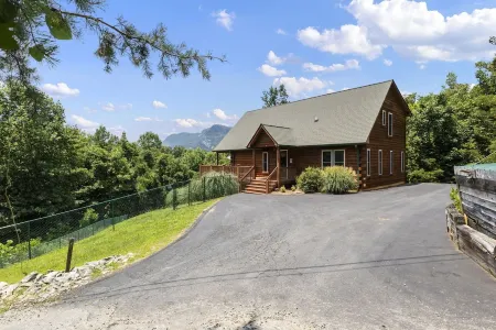 Beautiful cabin with mountain views, hot tub, game room. 1 mile to Lake Lure