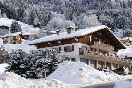 Large, Comfortable Apartment in an Exceptional Location Near the Village and Ski Slopes.