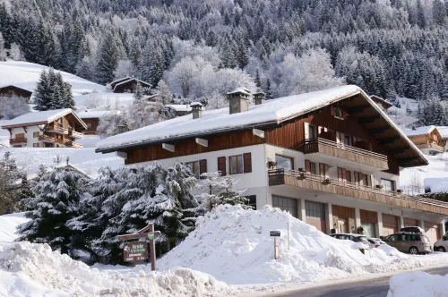 Large, Comfortable Apartment in an Exceptional Location Near the Village and Ski Slopes.