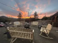 Beautiful cabin retreat with gorgeous views! Pet friendly with wide open spaces.