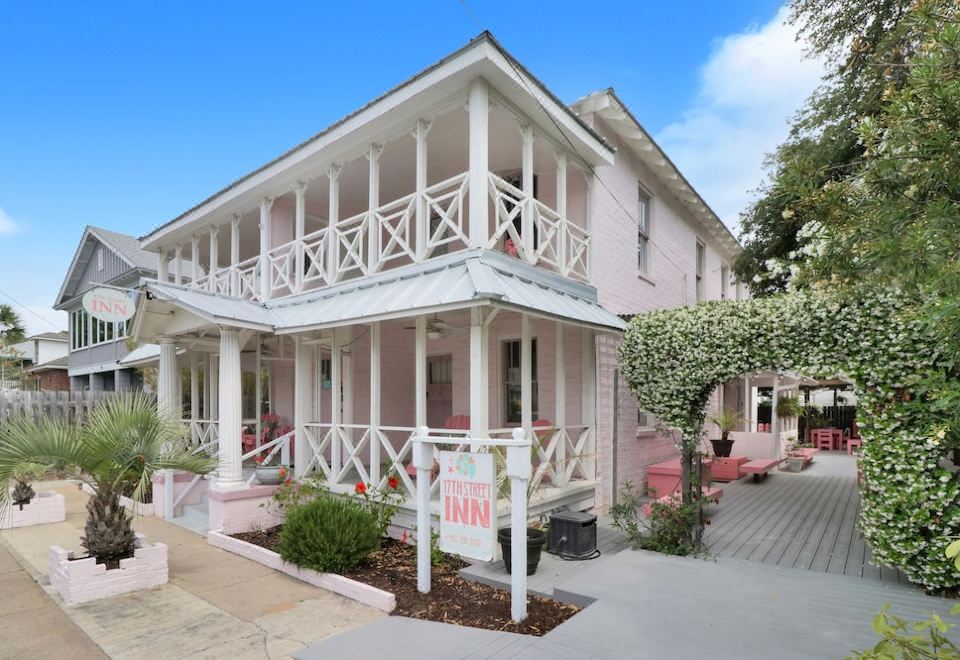 Historic Tybee Inn King Bed 400 - 0223a12000hzb30jd6C3B R 960 660 R5 D