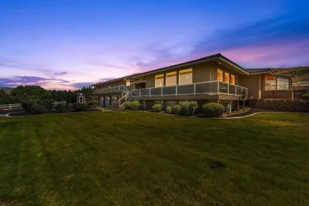 Wenatchee Mansion. 6500 sqft, pool, hot tub, 7 BR, theater, billiards and more!