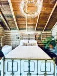 Downtown 1930’s Log Cabin - Hytter