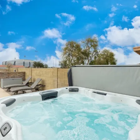 Prime Location HotTub/ Pool/ Outdoor Kitchen Spring training Clean and Safe. Отели рядом с достопримечательностью «Стадион «Стейт Фарм»»