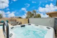 Prime Location HotTub/ Pool/ Outdoor Kitchen Spring training Clean and Safe. - Boutique