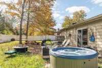 The Meyer: spacious family home with hot tub minutes to downtown New Paltz