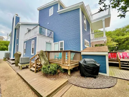 Just Steps to the Beach! Отели рядом с достопримечательностью «Парк штата Ферст Ландинг»