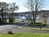 Meredith Bay - Brand New 2nd and 3rd floor Apartment in Private Home Hotels in Meredith