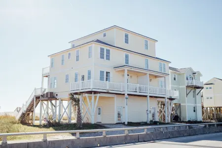 BEACHFRONT HOT TUB GAMEROOM 2KINGS