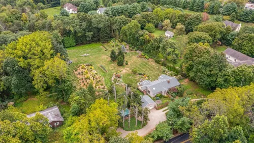 Charming 2-bedroom house on 2 dog friendly landscaped acres in lovely Chester