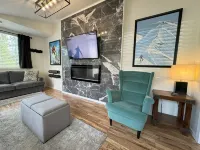 Cozy First-Floor Condo • 2 Fireplaces • Sleeps 6 • Near Schweitzer Mtn