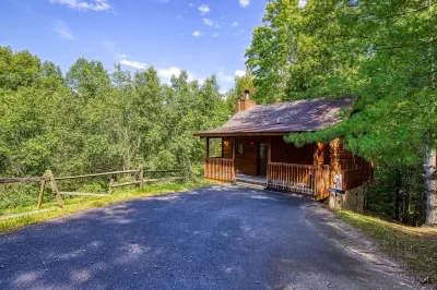 Serenity, cozy studio cabin nestled in the breathtaking Smoky Mountains.