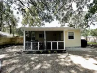 Spanish Moss Cottage: pet friendly getaway on the beautiful Spanish Moss Trail!