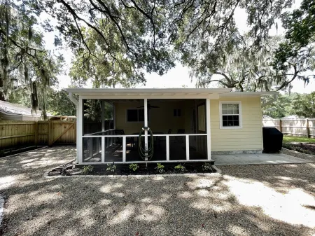 Spanish Moss Cottage: pet friendly getaway on the beautiful Spanish Moss Trail! Отели рядом с достопримечательностью «Парк Лайв Окс»