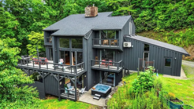 Luxe Mountain Home: Hot Tub, Sauna, Firepit, Games