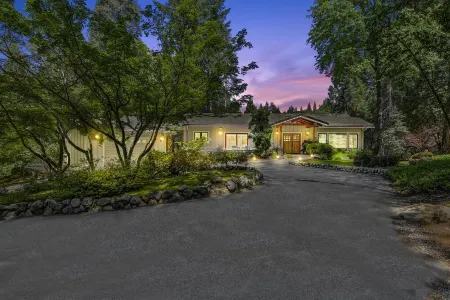 Lux, creekfront 8-acre retreat with hot tub