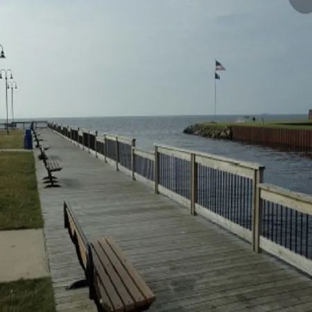 Vacation Delight-Two blocks from boat launch, park, beach and popular Newman St.