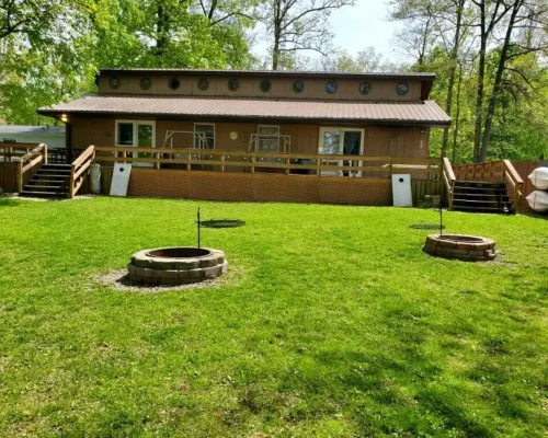 Peaceful Lake House Cabin 2, Kayaks Provided Free, Direct Water Access! Hotels in Daviess County