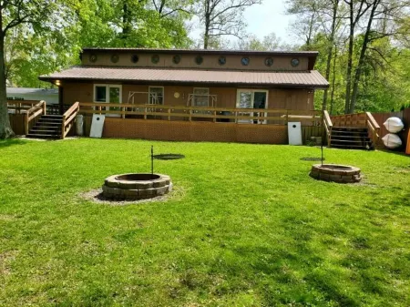 Peaceful Lake House Cabin 1, Kayaks Provided Free, Direct Water Access!