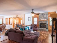 “MEMORY MAKER”- Lake House at Hyco Lake with a Private Boathouse Hotels in Cunningham