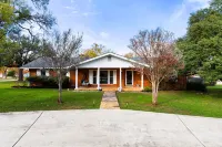Hot Tub, Fire Pit, Game Room, Block to Main St!