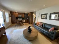 The Benton - Warmly decorated, cozy apartment in downtown Bentonville - Apartments