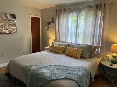 Cedar Valley Cottage- 3bed 2 ba near King University