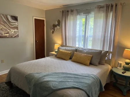 Cedar Valley Cottage- 3bed 2 ba near King University Отели в г. Бристоль