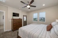Modern, cheerful home near Winter Park/Granby. Private Hot Tub, mountain views!