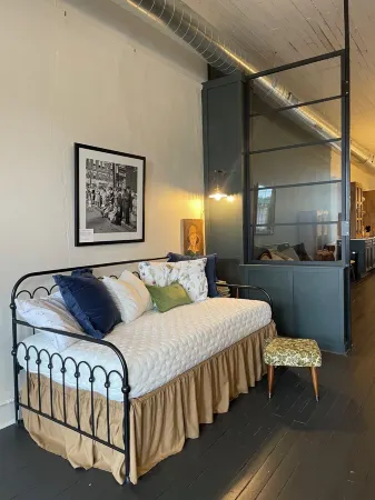 Huddleston Hall - Historic Downtown Apartment