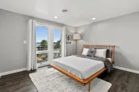 New! Modern Home w/ Spectacular Views +Hot tub