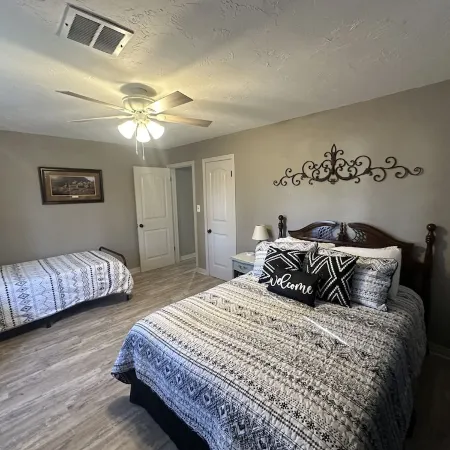 Cedar Bunkhouse close to all Ponca City amenities!
