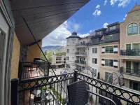 1 min. to slopes!Wake up & Ski! Steps to ski lift/gondola, shops & dining!