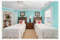 Beautiful 5 bedrooms, 5.5 baths on sound and walking distance to beach and shops