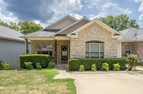 Cozy Cottage Just Minutes from Oaklawn Racetrack & Casino - Country Houses