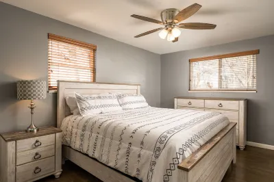 Full Size Pickleball Court - Hot Tub - Amazing Kitchen - By Lake - Book Now!