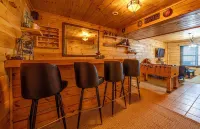 Peaceful Blue Ridge Mtn Cabin-Gated, WiFi, Hot Tub, Fire Pit, Game Room