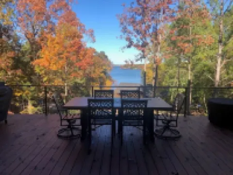 Modern Lakeview Escape