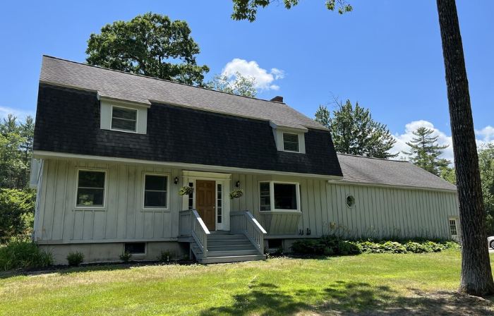Colonial House with Long Lake access!