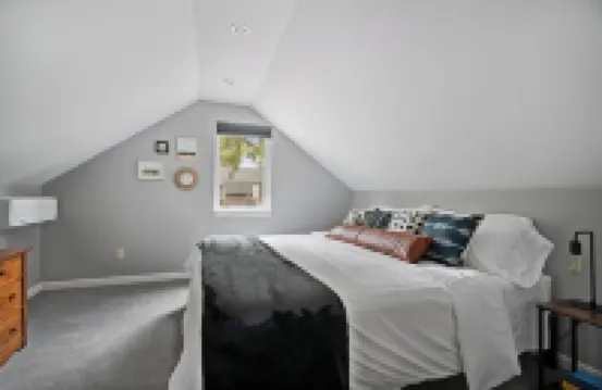 ★★2 Story Near Plaza/Westport/KU Med, King Bed, Garage Parking★★