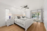 Sunny Oasis: Bright, Private and Beautiful Retreat!Magnolia Rentals