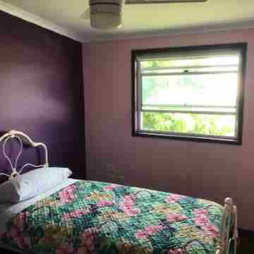 4 bedroom home. Close to restaurants,fast food, shopping and hospital Rooms