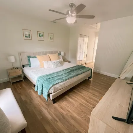 Charming 4-bedroom Cottage- BEST LOCATION & BACKYARD