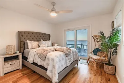 Clearwater Sunrise Waterfront House with Heated Pool 머드 홀 섬 주변 호텔