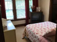 Location! Location! Location! 5 Bedroom Home 1 Block From Downtown Decorah โรงแรมในเดคอราห์