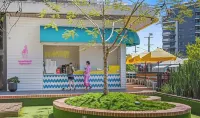 A Colourful Life! 4Bed/2.5Bath/1Car ~ Queenslander