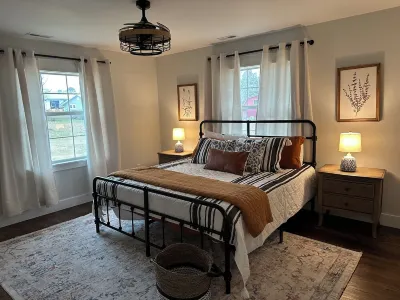 Newly Renovated home  just minutes from Downtown Hendersonville. Hotels near Sky Top Orchard