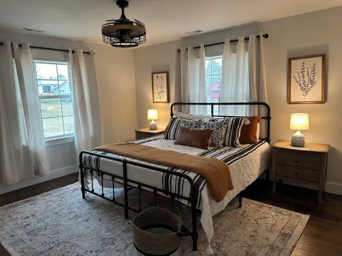 Newly Renovated home  just minutes from Downtown Hendersonville. فنادق في East Flat Rock