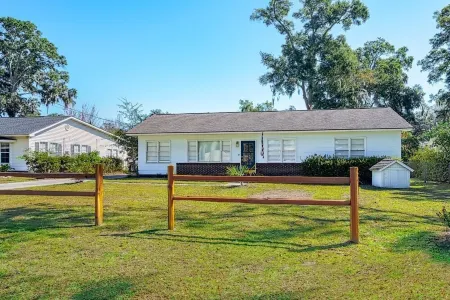 Port Of The Royal - 2 Minutes from Parris Island, 5 Minute WALK to Restaurants. Отели рядом с достопримечательностью «Парк Лайв Окс»